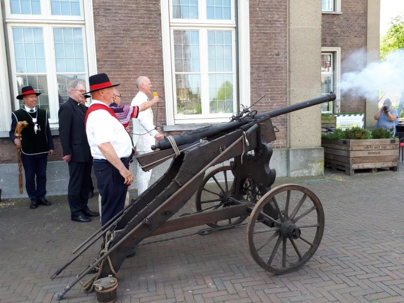 Startschot Gilde optocht met kanon door burgemeester en bisschop