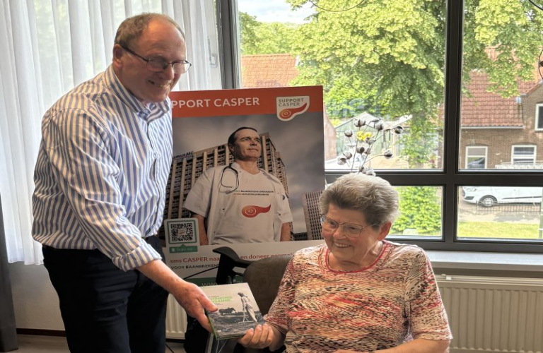 Wim van Lankveld schenkt dvd ‘Boerensymphonie’ aan bewoners Laverhof