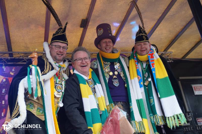 Effe Serieus in hoogwerker: Onderscheidingen Schorsbos 2026 uitgereikt (fotoboek)