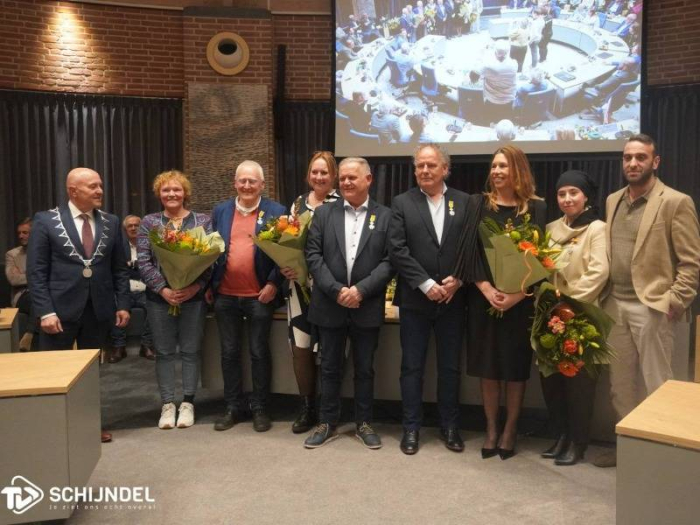 Koninklijke Onderscheiding voor vier raadsleden (fotoboek)