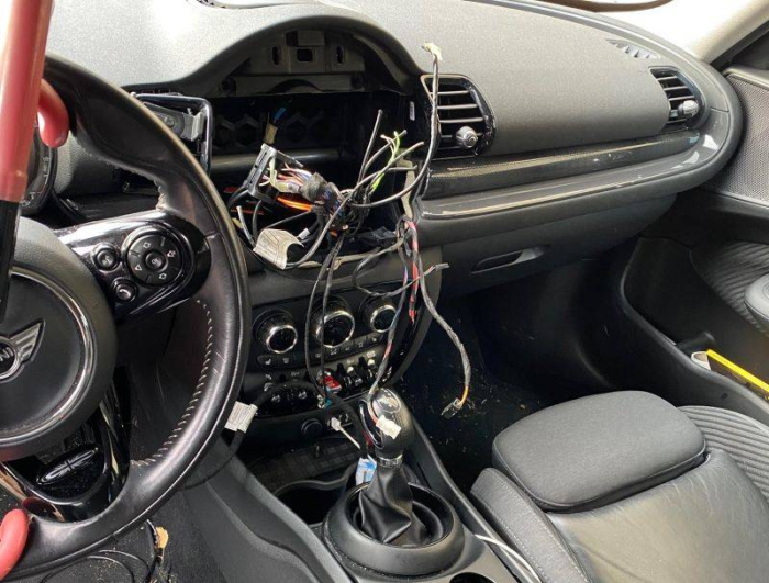 Dashboard gestript bij inbraak auto Emmalaan