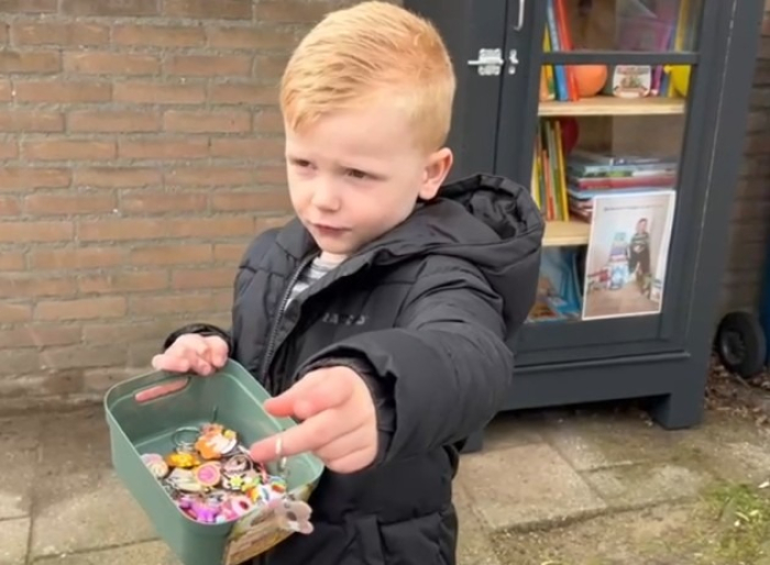 Nieuwe bibliotheekkast in de Tijmhof