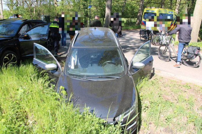 Auto belandt in sloot na botsing kruising Langeweg met Langstraat