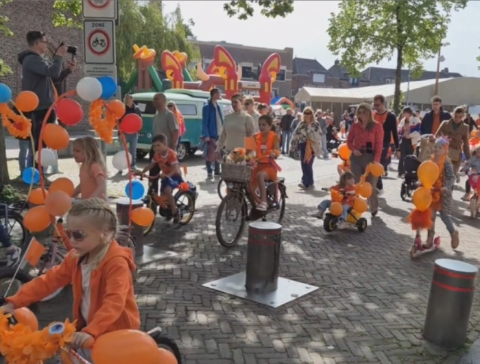 Koningsdag: Vrijmarkt, Fietsendefilé, Boel K-Ree (video & fotoboek)