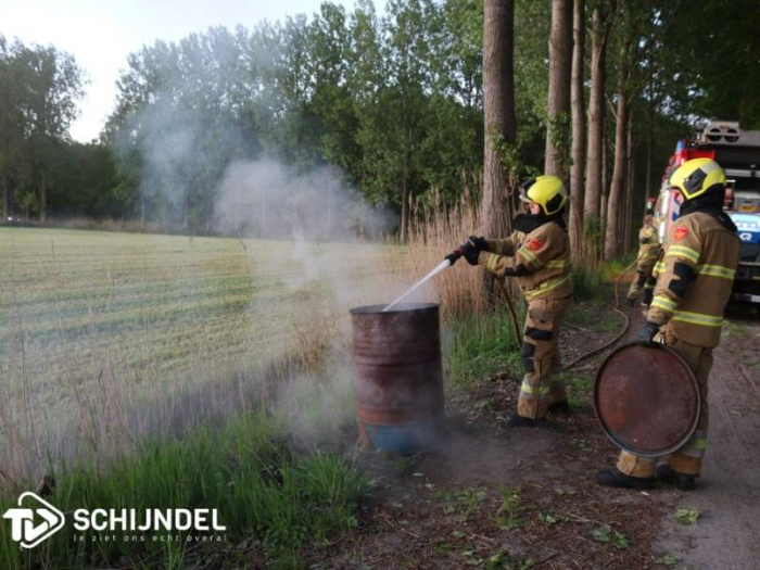 Brandweer rukt uit voor rokende afvalton