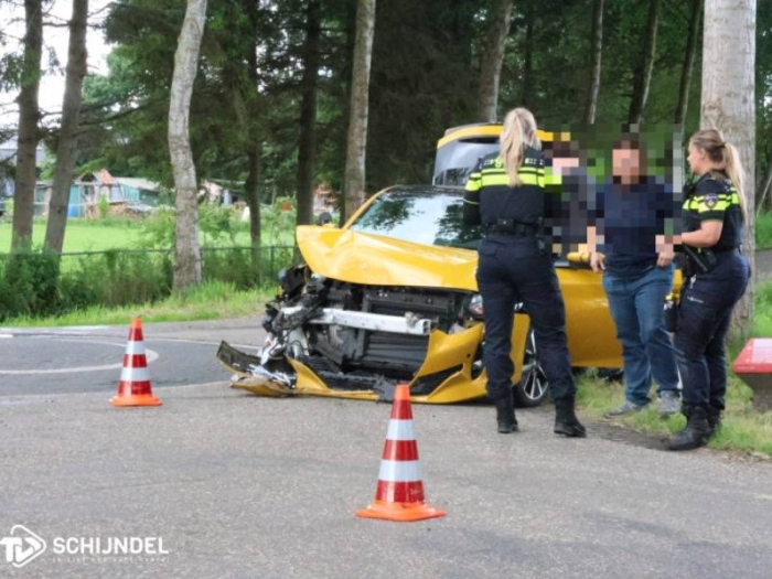 Auto en busje botsen op Oetelaarsestraat
