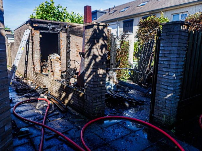 Schuurtje en schutting volledig verwoest bij uitslaande brand