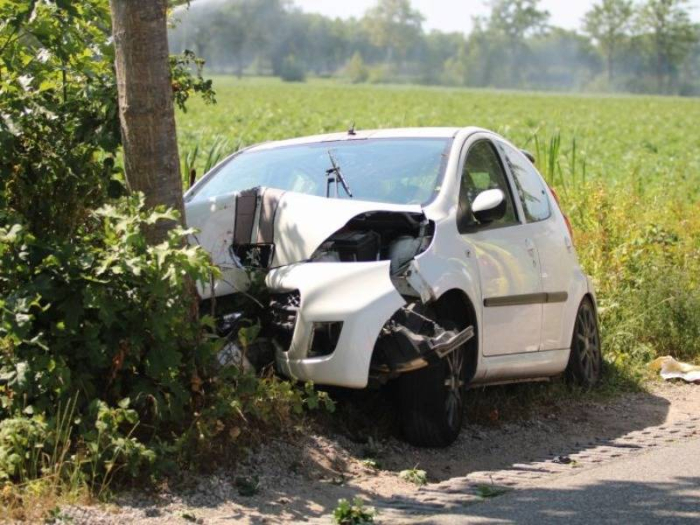 Bestuurster personenauto gewond na ongeval Heiweg
