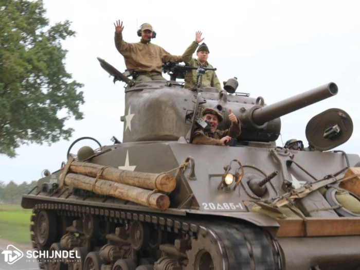 Meer dan 200 militaire voertuigen trekken door Schijndel (fotoboeken en video)