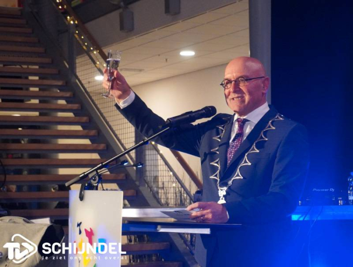 Burgemeester Van Rooij kondigt vertrek aan