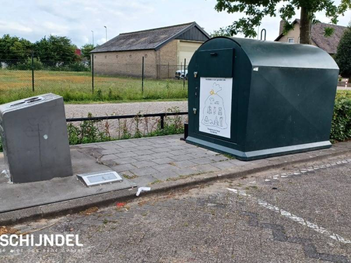 Kledingcontainer Rooiseheide weer weggehaald