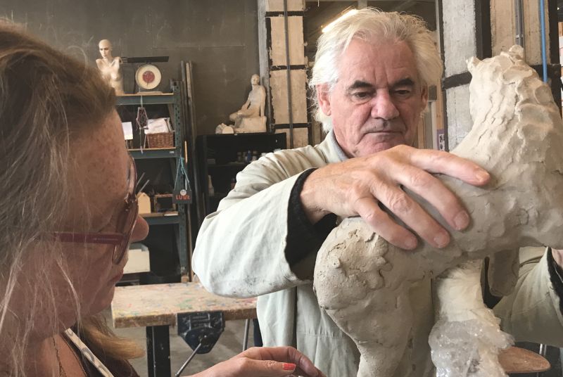 Beeldhouwer docent Henny Barten met cursist